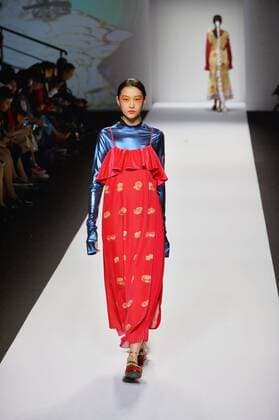 Shanghai Fashion Week - Mukzin Modenschau (161013) -- SHANGHAI, Oct. 13, 2016 -- A model presents a creation of Mukzin brand at Shanghai Fashion Week in Shanghai, east China, Oct. 13, 2016. ) (yxb) CHINA-SHANGHAI-FASHION WEEK(CN) GuoxChangyao 