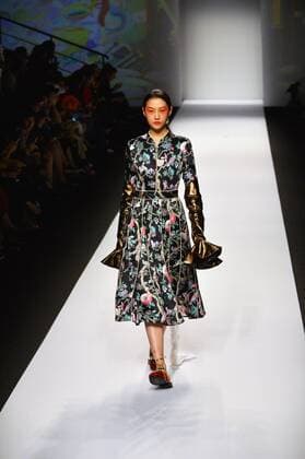 Shanghai Fashion Week - Mukzin Modenschau (161013) -- SHANGHAI, Oct. 13, 2016 -- A model presents a creation of Mukzin brand at Shanghai Fashion Week in Shanghai, east China, Oct. 13, 2016. ) (yxb) CHINA-SHANGHAI-FASHION WEEK(CN) GuoxChangyao 