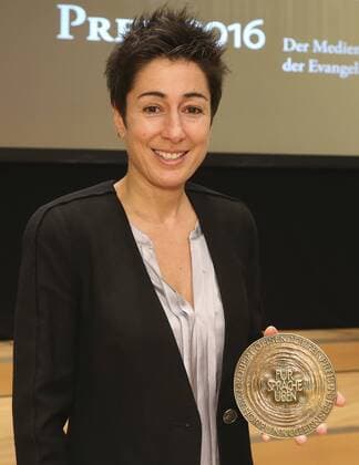 Robert-Geisendörfer-Preis Verleihung in Hamburg Die ZDF-Journalistin und Moderatorin Dunja Hayali (Foto) ist am Mittwochabend (12.10.16) in Hamburg mit dem Robert Geisendoerfer Sonderpreis ausgezeichnet worden. Vier Fernseh- und zwei Radioproduktionen sind am Mittwochabend in Hamburg mit dem Robert Geisendoerfer Preis ausgezeichnet worden. Geehrt wurden unter anderem das Radio-Projekt Auschwitz-Stolpersteine: Stolpern gegen das Vergessen des NDR und die WDR-Fernsehdokumentation Die Folgen der Tat . Der Sonderpreis der Jury ging an die ZDF-Journalistin und Moderatorin Dunja Hayali, die fuer ihre offene Gespraechskultur gewuerdigt wird. Der Medienpreis der evangelischen Kirche wurde zum 33. Mal vergeben. (Siehe epd-Meldung vom 12.10.16) Dunja Hayali mit Robert Geisendoerfer Sonderpreis ausgezeichnet Copyright: epd-bild StephanxWallocha EDITORIAL USE ONLY