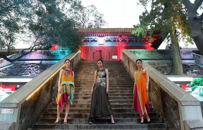 Wu Haiyan Modenschau in Peking (161013) -- BEIJING, Oct. 13, 2016 -- Models present creations of designer Wu Haiyan at ancient Fahai Temple on the western suburbs of Beijing, capital of China, Oct. 13, 2016. ) (wx) CHINA-BEIJING-FASHION SHOW-ANCIENT TEMPLE (CN) ChenxJianli 