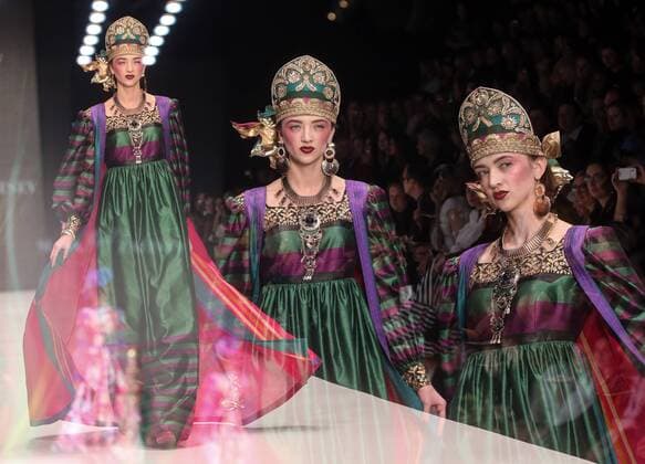 MOSCOW, RUSSIA â€“ OCTOBER 13, 2016: A model showcases a creation during a runway show for the Spring Summer 2017 collection by designer Slava Zaitsev at the Mercedes-Benz Fashion Week Russia in the Manege Central Exhibition Hall. Vyacheslav Prokofyev TASS  TS0346BC