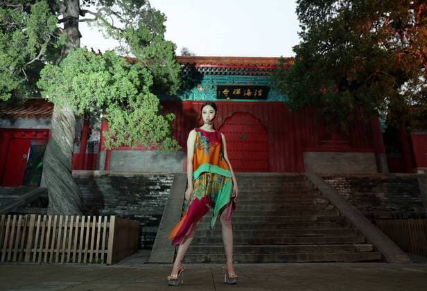 Wu Haiyan Modenschau in Peking (161013) -- BEIJING, Oct. 13, 2016 -- A model presents a creation of designer Wu Haiyan at ancient Fahai Temple on the western suburbs of Beijing, capital of China, Oct. 13, 2016. ) (wx) CHINA-BEIJING-FASHION SHOW-ANCIENT TEMPLE (CN) ChenxJianli 