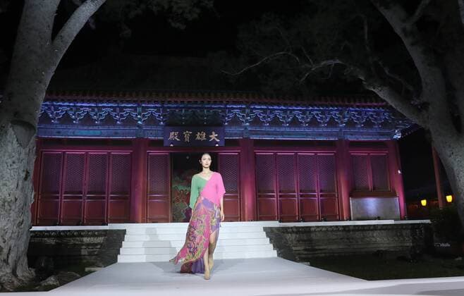 Wu Haiyan Modenschau in Peking (161013) -- BEIJING, Oct. 13, 2016 -- A model presents a creation of designer Wu Haiyan at ancient Fahai Temple on the western suburbs of Beijing, capital of China, Oct. 13, 2016. ) (wx) CHINA-BEIJING-FASHION SHOW-ANCIENT TEMPLE (CN) ChenxJianli 