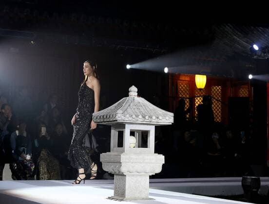 Wu Haiyan Modenschau in Peking (161013) -- BEIJING, Oct. 13, 2016 -- A model presents a creation of designer Wu Haiyan at ancient Fahai Temple on the western suburbs of Beijing, capital of China, Oct. 13, 2016. ) (wx) CHINA-BEIJING-FASHION SHOW-ANCIENT TEMPLE (CN) ChenxJianli 