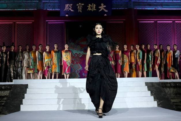 Bilder des Tages Wu Haiyan Modenschau in Peking (161013) -- BEIJING, Oct. 13, 2016 -- Models present creations of designer Wu Haiyan at ancient Fahai Temple on the western suburbs of Beijing, capital of China, Oct. 13, 2016. ) (wx) CHINA-BEIJING-FASHION SHOW-ANCIENT TEMPLE (CN) ChenxJianli 