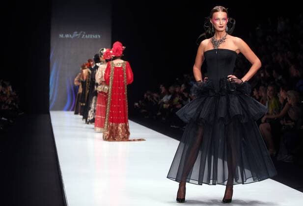Moskau Fashion Week MOSCOW, RUSSIA â€“ OCTOBER 13, 2016: Models showcase creations during a runway show for the Spring Summer 2017 collection by designer Slava Zaitsev at the Mercedes-Benz Fashion Week Russia in the Manege Central Exhibition Hall. Vyacheslav Prokofyev TASS  TS0346BF