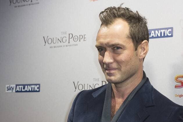 Bilder des Tages London, UK. 13 October 2016. Actor Jude Law at the UK premiere of the Sky Original Production The Young Pope. The 10-part series, created by Academy Award-winning director Paolo Sorrentino will be broadcast exclusively on Sky Atlantic from 27th October. Jude Law, The Young Pope, London, UK 