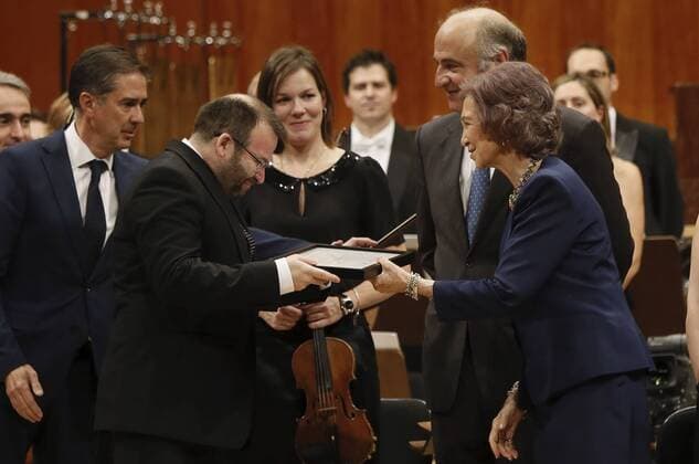 Königin Sofia von Spanien bei einer Musikpreisverleihung in Madrid Spain s Queen Sofia (R) hands Francisco Martin Quintero (L) the 23th Reina Sofia Musical Composition Awards of the Music Foundation Ferrer-Salat at the Monumental Theater in Madrid, Madrid s Community, Spain, 13 October 2016. 23TH REINA SOFIA MUSICAL COMPOSITION AWARDS !ACHTUNG: NUR REDAKTIONELLE NUTZUNG!  CAM001 20161013-636119954973302916