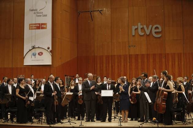 Königin Sofia von Spanien bei einer Musikpreisverleihung in Madrid Spain s Queen Sofia (R) hands Francisco Martin Quintero (C) the 23th Reina Sofia Musical Composition Awards of the Music Foundation Ferrer-Salat at the Monumental Theater in Madrid, Madrid s Community, Spain, 13 October 2016. 23TH REINA SOFIA MUSICAL COMPOSITION AWARDS !ACHTUNG: NUR REDAKTIONELLE NUTZUNG!  CAM001 20161013-636119954981414812