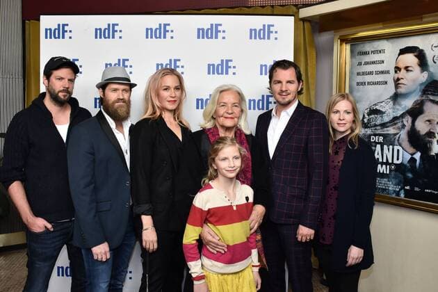 Regisseur Till Endemann mit Joi Johannsson, Franka Potente, Hildegard Schmahl, Carlotta von Falkenhayn, Felix Klare und Maya Bothe bei der Premiere der neuen ARD Reihe Der Island-Krimi (am 27.10. und 3.11.2016 um 20.15 Uhr in der ARD) am 13.10.2016 in Berlin Der Island-Krimi (ARD) Premiere in Berlin, 2016 