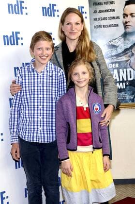 Valentin von Falkenhayn, Carlotta von Falkenhayn und Mutter Kerstin bei der Premiere des ARD Fernsehfilms Der Island-Krimi: Der Tote im Westfjord in der Astor Film Lounge. Berlin, 13.10.2016 Foto:xA.xBuggex xFuturexImage