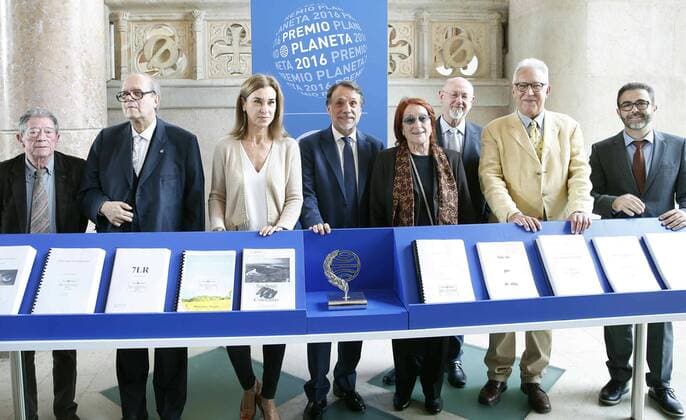 President of Planeta Group, Josep Creuhera (C), and jury members and writers Carmen Posadas (C-L) and Rosa Regas (R) pose during the presentation of the 65th edition of the Planeta Award, in Barcelona, northeastern Spain, 14 October 2016. 65th Planeta Award presentation press conference !ACHTUNG: NUR REDAKTIONELLE NUTZUNG!  GRA294 20161014-636120546249807823