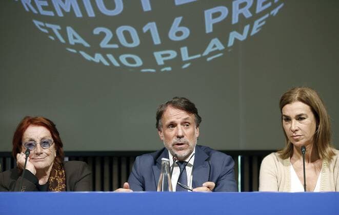 ATTENTION EDITORS: CORRECTS POSITIONSPresident of Planeta Group, Josep Creuhera (C), and jury members and writers Carmen Posadas (R) and Rosa Regas attend a press conference to present the 65th edition of the Planeta Award, in Barcelona, northeastern Spain, 14 October 2016. 65th Planeta Award presentation press conference !ACHTUNG: NUR REDAKTIONELLE NUTZUNG!  GRA294 20161014-636120546890035927