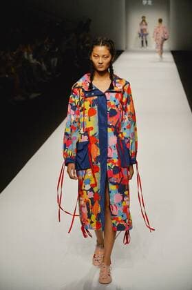 (161014) -- SHANGHAI, Oct. 14, 2016 -- A model presents a LEAF XIA s creation during the Shanghai Fashion Week SS17 in Shanghai, east China, Oct. 14, 2016. ) (wx) CHINA-SHANGHAI-FASHION WEEK-LEAF XIA (CN) GuoxChangyao 