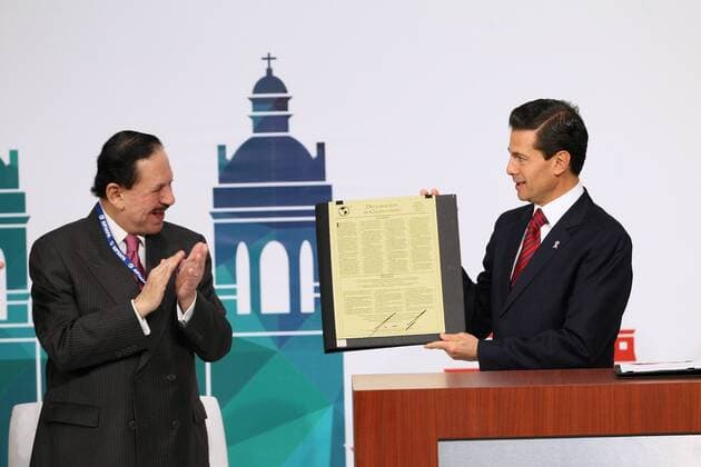 IAPA Konferenz in Mexiko-Stadt Mexico s President Enrique Pena Nieto (R) and President of the Mexican newspaper El Universal Juan Francisco Ealy Ortiz (L) take part at the 72nd General Assembly of the Inter American Press Association in Mexico City, Mexico, 14 October 2016. EFE Jorge Nunez GENERAL ASSEMBLY OF THE INTER AMERICAN PRESS ASSOCIATION !ACHTUNG: NUR REDAKTIONELLE NUTZUNG!  MEX001 20161014-636120749967251169