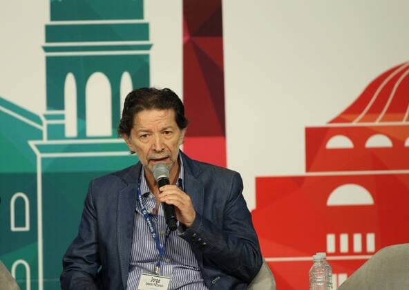 IAPA Konferenz in Mexiko-Stadt Mexican jounalist Jorge Zepeda takes part at the pannel Digital and Democratic Revolution during the 72nd General Assembly of the Inter American Press Association in Mexico City, Mexico, 14 October 2016. EFE Jorge Nunez GENERAL ASSEMBLY OF THE INTER AMERICAN PRESS ASSOCIATION !ACHTUNG: NUR REDAKTIONELLE NUTZUNG!  MEX001 20161014-636120800893199001