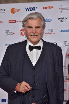 Der Schauspieler Peter Simonischek posiert am 14.10.2016 in Köln auf dem roten Teppich beim International Film Award NRW im Rahmen des Film Festival Cologne. (vormals: Cologne Conference) ein internationales Film- und Fernsehfestival in Köln.