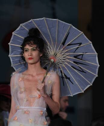 Bilder des Tages Mexico City Fashion Week - Ivan Avalos Modenschau A model presents creations by Mexican Designer Ivan Avalos, during the fourth day of the Fashion Week in Mexico City, Mexico, 14 October 2016. EFE Mario Guzman FASHION WEEK IN MEXICO !ACHTUNG: NUR REDAKTIONELLE NUTZUNG!  MEX110 20161015-636121076072018371
