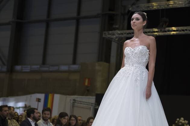 October 14, 2016 - Madrid, Spain - A model walks during Bridal Fashoin Of San Patrick show At Fashion Week Madrid 1001 Wedding, in Madrid, Spain, on October 14, 2016. Madrid Spain  - ZUMAn230