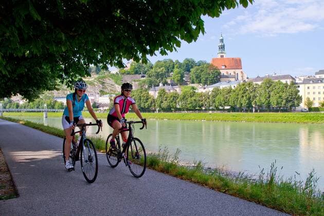 Rennradfahrer am Ufer der Salzach bei Salzburg auf dem Alpe-Adria-Weg Salzburg Salzburger Land Österreich Salzburg
