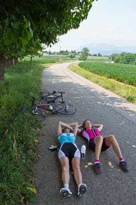 Rennradfahrer bei einer Pause auf dem Alpe Adria-Weg Nord-Italien Italien Alpe-Adria-Weg