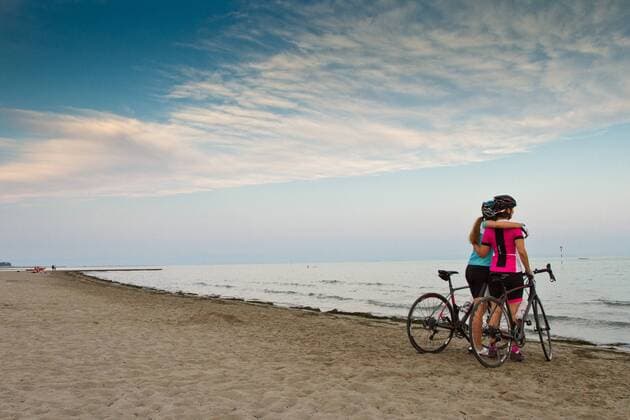 IMAGO Creative: Klimawandel - Nachhaltiges Reisen Rennradfahrer am Strand von Grado auf dem Alpe Adria-Weg Grado Nord-Italien Italien Alpe-Adria-Weg