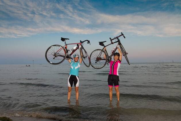 Rennradfahrer am Strand von Grado auf dem Alpe Adria-Weg Grado Nord-Italien Italien Alpe-Adria-Weg