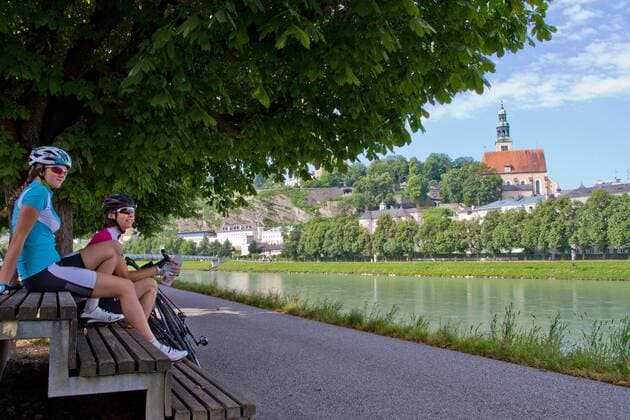 Rennradfahrer am Ufer der Salzach bei Salzburg auf dem Alpe-Adria-Weg Salzburg Salzburger Land Österreich Salzburg