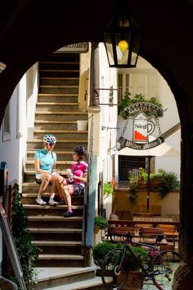 Rennradfahrer auf dem Alpe-Adria-Weg in einer Altstadtgasse in Salzburg Salzburg Salzburger Land Österreich Salzburg
