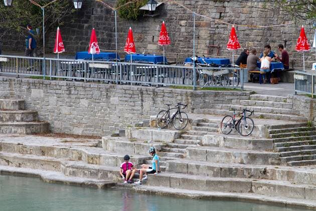 Rennradfahrer am Ufer der Drau bei Villach auf dem Alpe-Adria-Weg Villach Kärnten Österreich