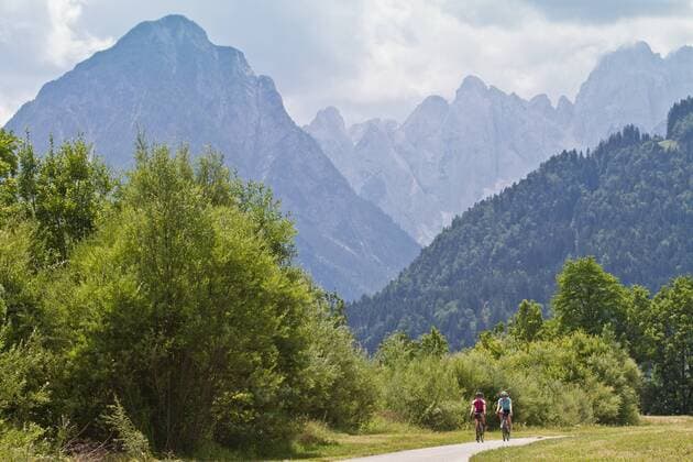 Rennradfahrer auf dem Alpe Adria-Weg zwischen Villach und Venzone Nord-Italien Italien Alpe-Adria-Weg