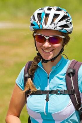 Rennradfahrerin auf dem Alpe Adria-Weg zwischen Villach und Venzone Nord-Italien Italien Alpe-Adria-Weg