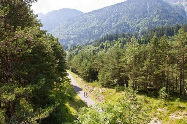 Rennradfahrer auf einer Brücke auf dem Alpe Adria-Weg zwischen Villach und Venzone Nord-Italien Italien Alpe-Adria-Weg