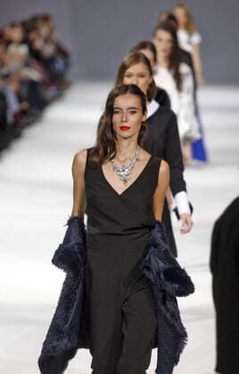 October 16, 2016 - Kiev, Ukraine - Models present a creation by PTAKmoda of Polish designer EWA MINGE, during the Ukrainian Fashion Week in Kiev, Ukraine,on 16 October,2016. The fashion event presents Spring Summer 2017 collections by Ukrainian and International designers,from 12 to 18 October. Kiev Ukraine - ZUMAg194
