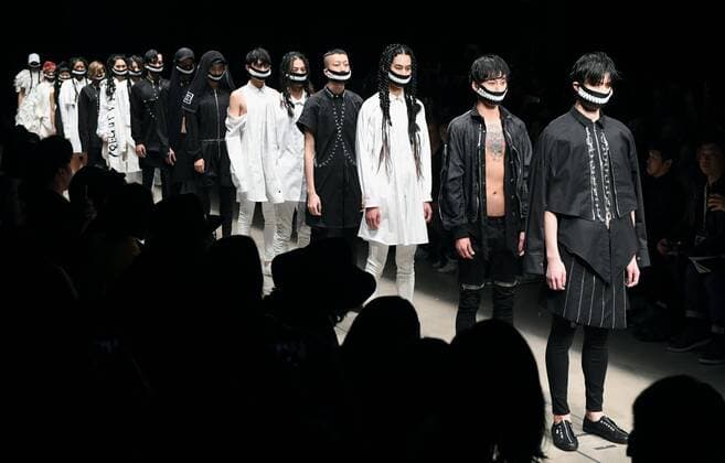 Themen der Woche Bilder des Tages Hongkong Fashion Week Spring-summer designs showcased at Fashion Week Tokyo Models wearing outfits of a new brand designed by South Korean-born Lee Chan Woo walk on a runway in Tokyo s Shibuya district as Fashion Week Tokyo begins on Oct. 17, 2016. More than 40 brands, including from Britain, Hong Kong and the Philippines, are taking part in the showcase of 2017 spring-summer collections. 