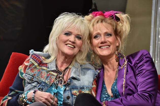Gaby Köster, l-r, und Anna Schudt posieren am 17.10.2016 in Hürth bei Köln am Set des RTL Films Ein Schnupfen hätte auch gereicht Verfilmung nach der Buchvorlage von Gaby Köster. Ausstrahlung 2017.