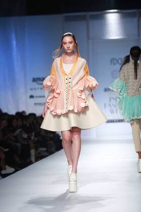 India Fashion Week - Amit Aggarwal Modenschau NEW DELHI, INDIA - OCTOBER 15: A model showcases the creation of designer Amit Aggarwal during Amazon India Fashion Week Spring-Summer 17 at NSIC Exhibition Complex on October 15, 2016 in New Delhi, India. (Photo by Amal Ks Hindustan Times) Amazon India Fashion Week Spring Summer 2017