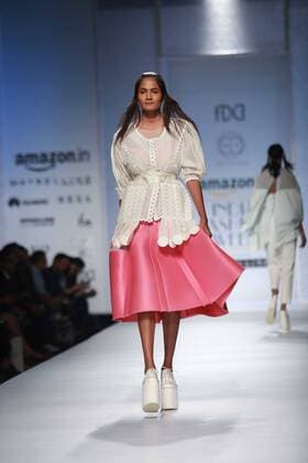India Fashion Week - Amit Aggarwal Modenschau NEW DELHI, INDIA - OCTOBER 15: A model showcases the creation of designer Amit Aggarwal during Amazon India Fashion Week Spring-Summer 17 at NSIC Exhibition Complex on October 15, 2016 in New Delhi, India. (Photo by Amal Ks Hindustan Times) Amazon India Fashion Week Spring Summer 2017