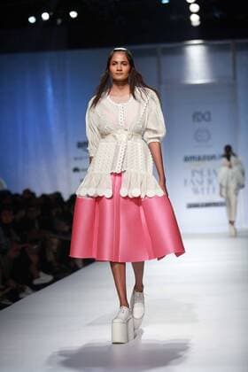 India Fashion Week - Amit Aggarwal Modenschau NEW DELHI, INDIA - OCTOBER 15: A model showcases the creation of designer Amit Aggarwal during Amazon India Fashion Week Spring-Summer 17 at NSIC Exhibition Complex on October 15, 2016 in New Delhi, India. (Photo by Amal Ks Hindustan Times) Amazon India Fashion Week Spring Summer 2017
