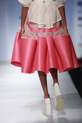 India Fashion Week - Amit Aggarwal Modenschau NEW DELHI, INDIA - OCTOBER 15: A model showcases the creation of designer Amit Aggarwal during Amazon India Fashion Week Spring-Summer 17 at NSIC Exhibition Complex on October 15, 2016 in New Delhi, India. (Photo by Amal Ks Hindustan Times) Amazon India Fashion Week Spring Summer 2017
