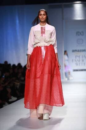 India Fashion Week - Amit Aggarwal Modenschau NEW DELHI, INDIA - OCTOBER 15: A model showcases the creation of designer Amit Aggarwal during Amazon India Fashion Week Spring-Summer 17 at NSIC Exhibition Complex on October 15, 2016 in New Delhi, India. (Photo by Amal Ks Hindustan Times) Amazon India Fashion Week Spring Summer 2017