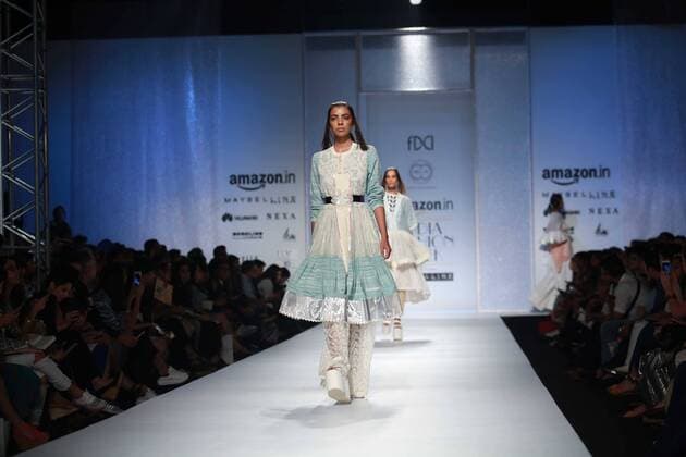 India Fashion Week - Amit Aggarwal Modenschau NEW DELHI, INDIA - OCTOBER 15: A model showcases the creation of designer Amit Aggarwal during Amazon India Fashion Week Spring-Summer 17 at NSIC Exhibition Complex on October 15, 2016 in New Delhi, India. (Photo by Amal Ks Hindustan Times) Amazon India Fashion Week Spring Summer 2017