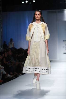 India Fashion Week - Amit Aggarwal Modenschau NEW DELHI, INDIA - OCTOBER 15: A model showcases the creation of designer Amit Aggarwal during Amazon India Fashion Week Spring-Summer 17 at NSIC Exhibition Complex on October 15, 2016 in New Delhi, India. (Photo by Amal Ks Hindustan Times) Amazon India Fashion Week Spring Summer 2017