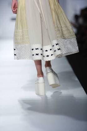 India Fashion Week - Amit Aggarwal Modenschau NEW DELHI, INDIA - OCTOBER 15: A model showcases the creation of designer Amit Aggarwal during Amazon India Fashion Week Spring-Summer 17 at NSIC Exhibition Complex on October 15, 2016 in New Delhi, India. (Photo by Amal Ks Hindustan Times) Amazon India Fashion Week Spring Summer 2017