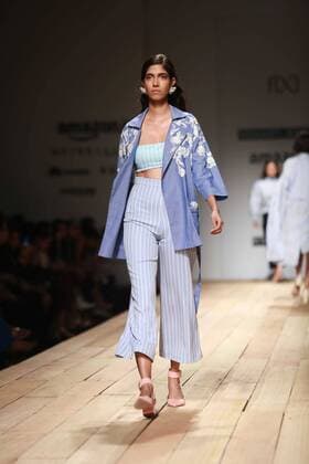 India Fashion Week - Hemant und Nandita Modenschau NEW DELHI, INDIA - OCTOBER 15: A model showcases the creation of designers Hemant and Nandita during Amazon India Fashion Week Spring-Summer 17 at NSIC Exhibition Complex on October 15, 2016 in New Delhi, India. (Photo by Amal Ks Hindustan Times) Amazon India Fashion Week Spring Summer 2017