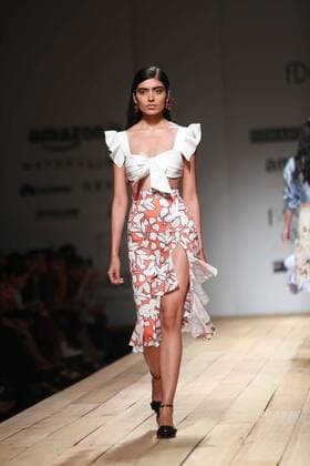 India Fashion Week - Hemant und Nandita Modenschau NEW DELHI, INDIA - OCTOBER 15: A model showcases the creation of designers Hemant and Nandita during Amazon India Fashion Week Spring-Summer 17 at NSIC Exhibition Complex on October 15, 2016 in New Delhi, India. (Photo by Amal Ks Hindustan Times) Amazon India Fashion Week Spring Summer 2017