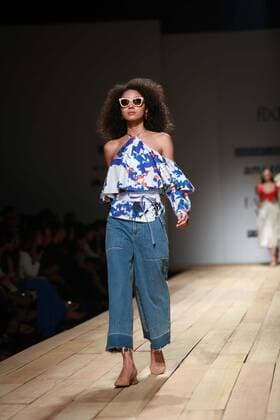 India Fashion Week - Hemant und Nandita Modenschau NEW DELHI, INDIA - OCTOBER 15: A model showcases the creation of designers Hemant and Nandita during Amazon India Fashion Week Spring-Summer 17 at NSIC Exhibition Complex on October 15, 2016 in New Delhi, India. (Photo by Amal Ks Hindustan Times) Amazon India Fashion Week Spring Summer 2017