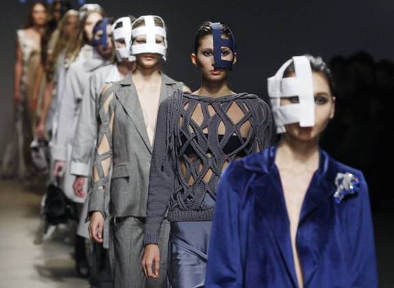 October 17, 2016 - Kiev, Ukraine - Models present creation by Ukrainian brand DIA,during the Ukrainian Fashion Week in Kiev, Ukraine,on 17 October,2016. The fashion event presents Spring Summer 2017 collections by Ukrainian and International designers,from 12 to 18 October. Kiev Ukraine - ZUMAg194