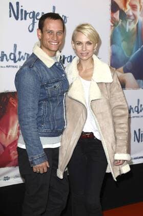 Vinzenz Kiefer mit Ehefrau Masha Tokareva bei der Premiere des Kinofilms Nirgendwo im Cubix Kino. Berlin, 17.10.2016 Foto:xS.xGabschx xFuturexImage