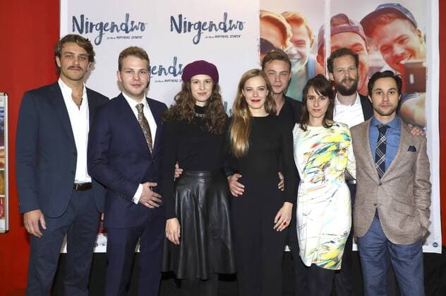 Frederik Götz, Ben Münchow, Marina Voeth, Saskia Rosendahl, Dennis Mojen, Amelie Kiefer, Matthias Starte und Ludwig Trepte bei der Premiere des Kinofilms Nirgendwo im Cubix Kino. Berlin, 17.10.2016 Foto:xS.xGabschx xFuturexImage